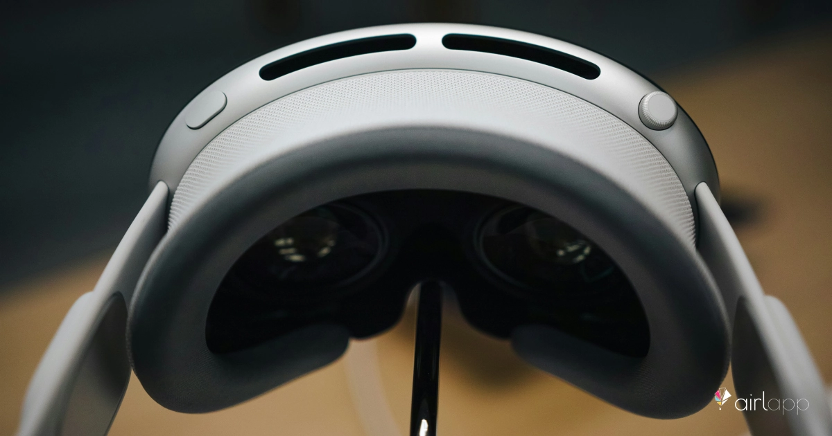 Ragazza con visore di Virtual Reality Cardboard